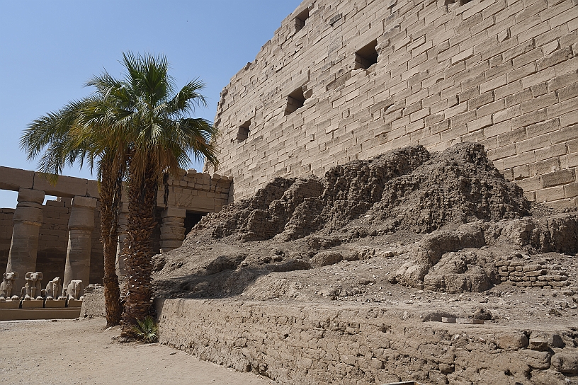 15 MAK_6103.jpg - La costruzione non fu mai completata, Infatti nel cortile interno sono ancora presenti numerosi mattoni accatastati. Questi mattoni costituivano la rampa che permetteva di accedere alle zone più elevate durante la fase di costruzione.